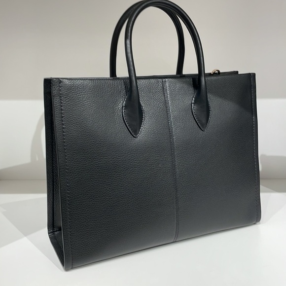 MICHAEL KORS 🖤
Mirella Medium Pebbled Leather Tote Bag - Picture 4 of 6